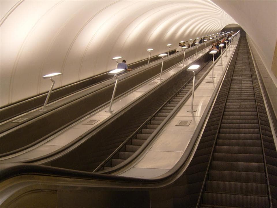 La metropolitana del Cairo il sistema di trasporto rapido della Grande Cairo, in Egitto. stata la prima di due sole metropolitane a pieno titolo in Africa e di quattro nel mondo arabo. stata inaugurata nel 1987. Al 2014, la metropolitana de